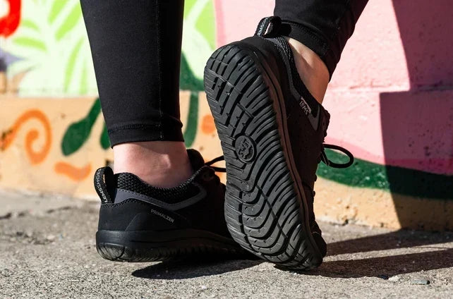 Füße einer Person mit LEMS Barfußschuhen